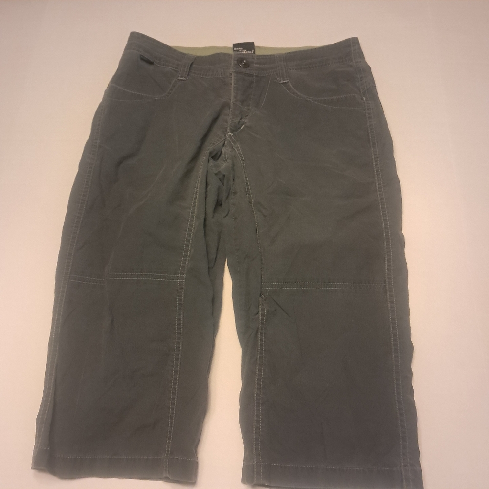 Kuhl Gray women Capri Pants Size 2 Floral Design On Back